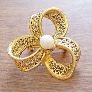 Vintage Pearl Goldtone Brooch Pin